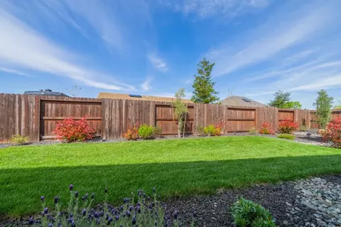 Exterior - 945 Katmai Pl, Redding, CA 96001 photo 6 of 11