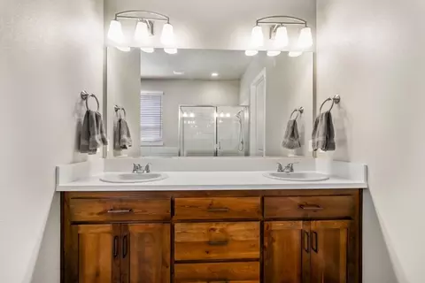 Bath - 945 Katmai Pl, Redding, CA 96001 photo 2 of 6