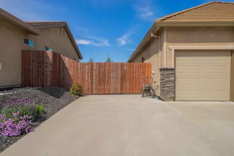 Exterior - 945 Katmai Pl, Redding, CA 96001 photo 10 of 11