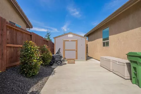 Exterior - 945 Katmai Pl, Redding, CA 96001 photo 9 of 11