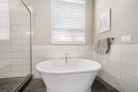 Bath - 945 Katmai Pl, Redding, CA 96001 photo 4 of 6