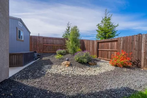Exterior - 945 Katmai Pl, Redding, CA 96001 photo 8 of 11