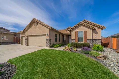 Exterior - 945 Katmai Pl, Redding, CA 96001 photo 3 of 11