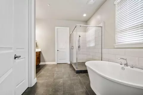 Bath - 945 Katmai Pl, Redding, CA 96001 photo 1 of 6
