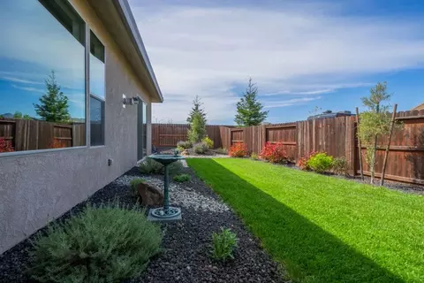 Exterior - 945 Katmai Pl, Redding, CA 96001 photo 7 of 11