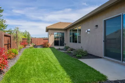 Exterior - 945 Katmai Pl, Redding, CA 96001 photo 5 of 11