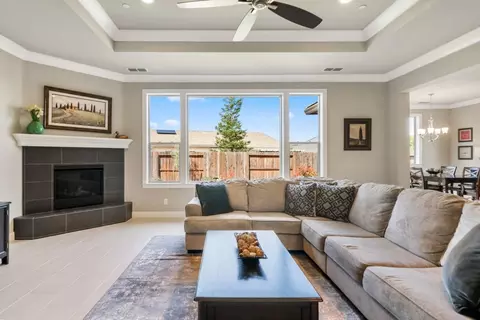 Living - 945 Katmai Pl, Redding, CA 96001 photo 2 of 4