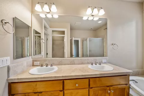 Bath - 667 Casa Buena St, Redding, CA 96003 photo 2 of 7