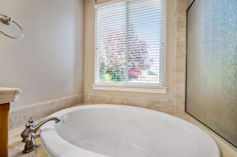 Bath - 667 Casa Buena St, Redding, CA 96003 photo 3 of 7