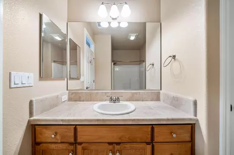 Bath - 667 Casa Buena St, Redding, CA 96003 photo 6 of 7