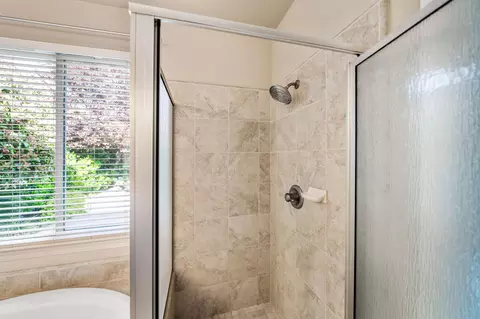 Bath - 667 Casa Buena St, Redding, CA 96003 photo 4 of 7