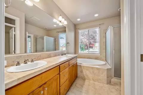Bath - 667 Casa Buena St, Redding, CA 96003 photo 1 of 7