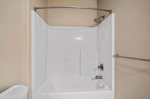 Bath - 667 Casa Buena St, Redding, CA 96003 photo 7 of 7
