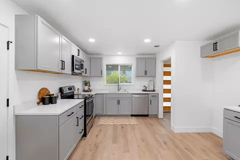 1135 Riviera Dr, Redding, CA 96001 photo 4