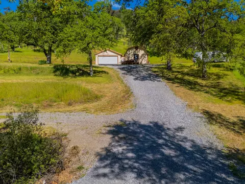 14406 Moss Dr, Redding, CA 96003