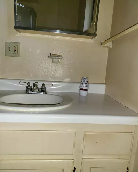 Bath - 19009 Paskenta Rd, Corning, CA 96021 photo 2 of 3