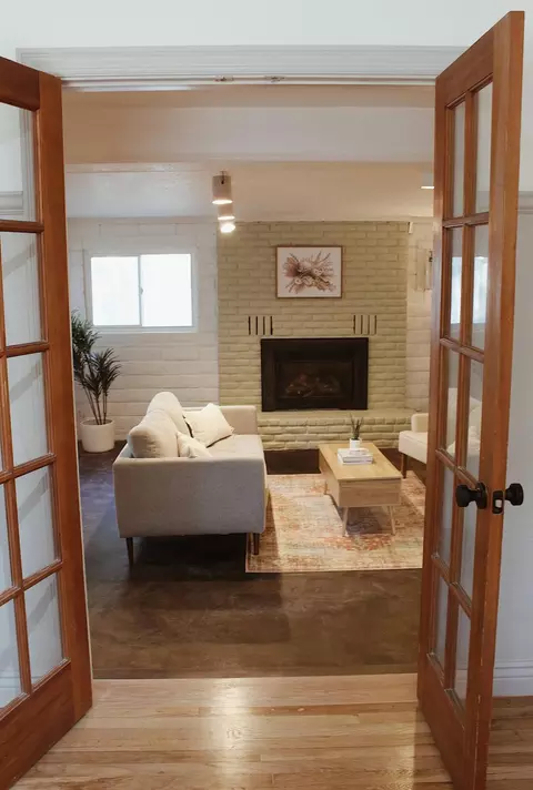 Living - 2220 Cliff Dr, Redding, CA 96001 photo 2 of 6