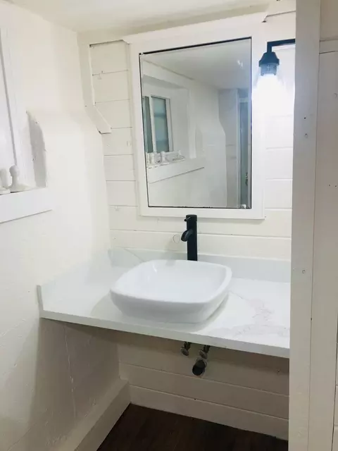 Bath - 2220 Cliff Dr, Redding, CA 96001 photo 2 of 2