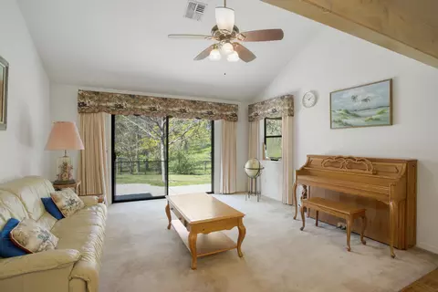 Bedroom - 16093 Montgomery Ranch Rd, Redding, CA 96001 photo 1 of 5