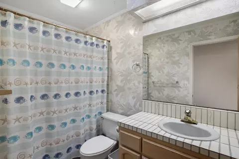 Bath - 16093 Montgomery Ranch Rd, Redding, CA 96001 photo 3 of 4