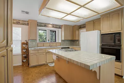 Kitchen - 16093 Montgomery Ranch Rd, Redding, CA 96001 photo 2 of 3