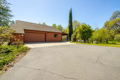 Exterior - 16093 Montgomery Ranch Rd, Redding, CA 96001 photo 6 of 8