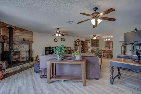 Living - 4281 Frances Dr, Redding, CA 96001 photo 4 of 5
