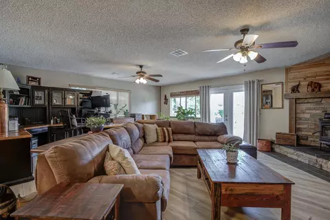 Living - 4281 Frances Dr, Redding, CA 96001 photo 3 of 5