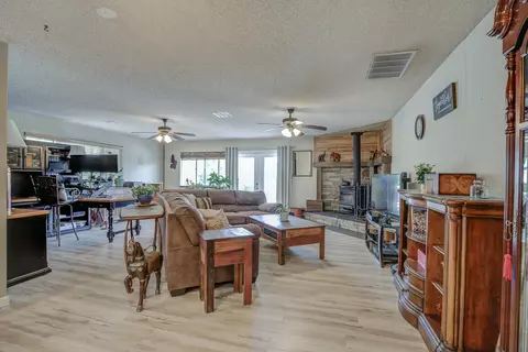 Living - 4281 Frances Dr, Redding, CA 96001 photo 2 of 5