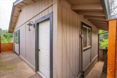 Entry Way - 15837 Nauvoo Trl, Redding, CA 96001 photo 2 of 3