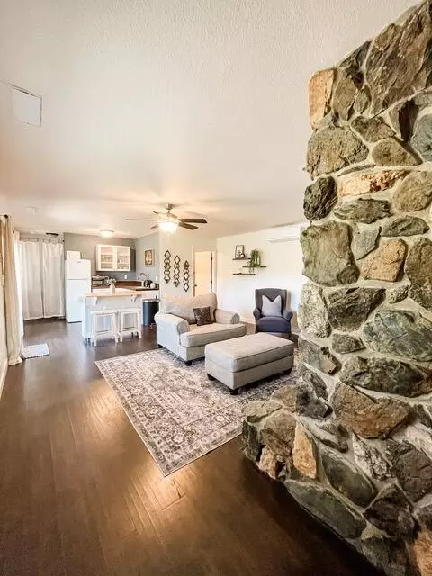Living - 15837 Nauvoo Trl, Redding, CA 96001 photo 14 of 15
