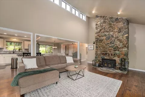 Living - 15837 Nauvoo Trl, Redding, CA 96001 photo 3 of 15