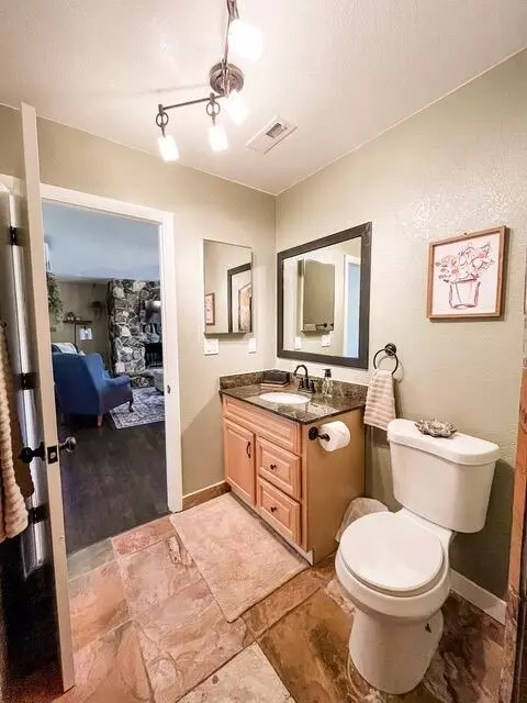 Bath - 15837 Nauvoo Trl, Redding, CA 96001 photo 11 of 11