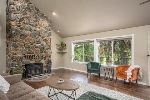 Living - 15837 Nauvoo Trl, Redding, CA 96001 photo 4 of 15