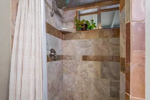 Bath - 15837 Nauvoo Trl, Redding, CA 96001 photo 8 of 11