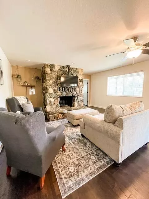 Living - 15837 Nauvoo Trl, Redding, CA 96001 photo 12 of 15
