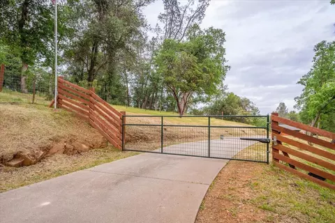 Exterior - 15837 Nauvoo Trl, Redding, CA 96001 photo 3 of 36
