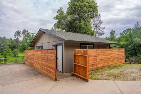 Exterior - 15837 Nauvoo Trl, Redding, CA 96001 photo 6 of 36