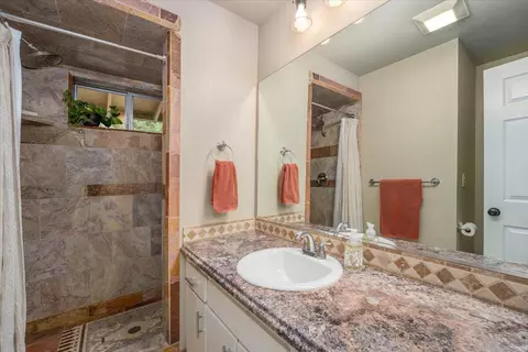Bath - 15837 Nauvoo Trl, Redding, CA 96001 photo 3 of 11