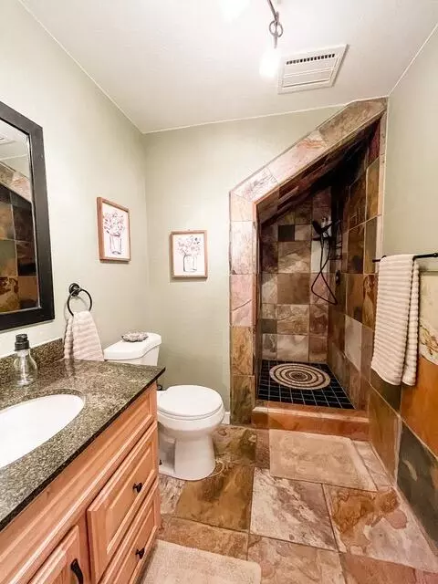 Bath - 15837 Nauvoo Trl, Redding, CA 96001 photo 4 of 11