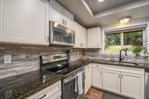 Kitchen - 15837 Nauvoo Trl, Redding, CA 96001 photo 2 of 11