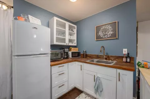 Kitchen - 15837 Nauvoo Trl, Redding, CA 96001 photo 3 of 11