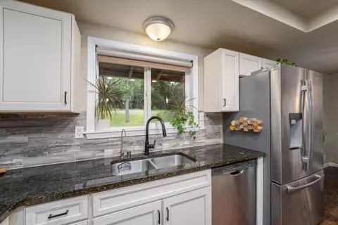 Kitchen - 15837 Nauvoo Trl, Redding, CA 96001 photo 5 of 11
