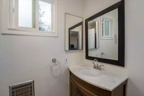 Bath - 15837 Nauvoo Trl, Redding, CA 96001 photo 5 of 11