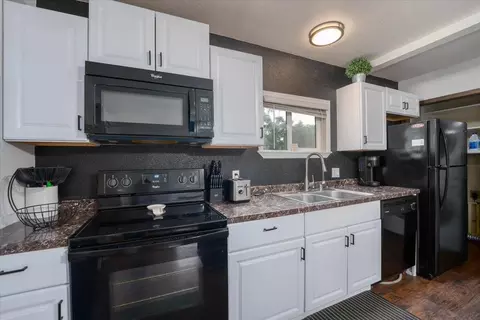 Kitchen - 15837 Nauvoo Trl, Redding, CA 96001 photo 9 of 11