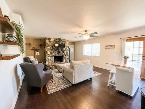 Living - 15837 Nauvoo Trl, Redding, CA 96001 photo 11 of 15