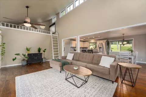 Living - 15837 Nauvoo Trl, Redding, CA 96001 photo 2 of 15