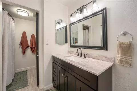 Bath - 15837 Nauvoo Trl, Redding, CA 96001 photo 1 of 11