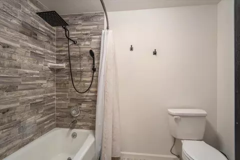 Bath - 15837 Nauvoo Trl, Redding, CA 96001 photo 2 of 11