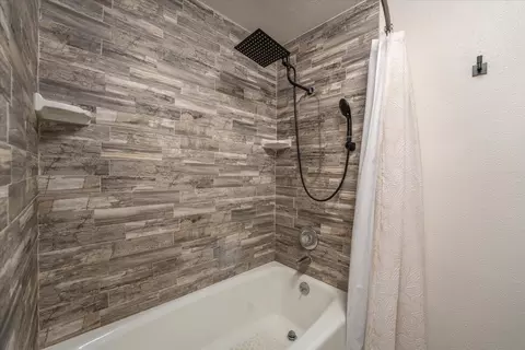 Bath - 15837 Nauvoo Trl, Redding, CA 96001 photo 7 of 11